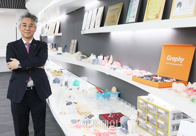 심운섭 그래피 대표가 그래피 본사에서 이투데이와 인터뷰에 앞서 포즈를 취하고 있다. 신태현 기자 holjjak@