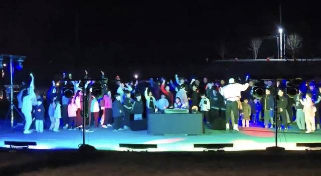 해가 지자 ‘별빛 스테이지’에서 펼쳐진 가족 댄스파티는 캠핑장의 분위기를 절정으로 끌어올렸다.