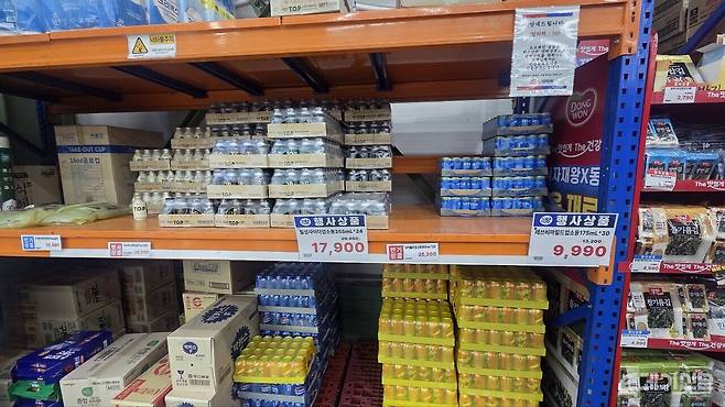 지난 26일 방문한 의정부 소재 대형 식자재마트. 업소용 음료가(사진 하단 노란색 포장) 일반 소비자에게 판매되고 있었다.