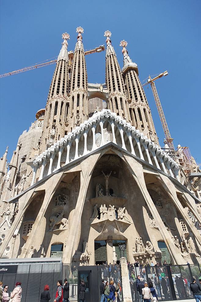 사그라다 파밀리아 수난의 파사드 포르티코(현관).(하나투어)