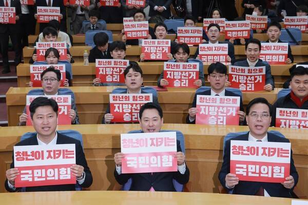 국민의힘 장동혁 대표가 17일 국회의원회관에서 열린 당 중앙청년위원회·중앙대학생위원회·전국청년지방의원협의회 합동발대식에 참석해 송언석 원내대표, 우재준&nbsp;청년&nbsp;최고위원 등 참석자와 구호를 외치고 있다. 2026.3.17. 연합뉴스