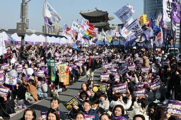 세계여성의날을 하루 앞둔 지난 3월 7일 서울 종로구 광화문 인근에서 열린 2026년 세계여성의날 기념 제41회 한국여성대회에서 참가자들이 손팻말을 들고 있다. 2026.3.7.&nbsp; 연합뉴스&nbsp;&nbsp;