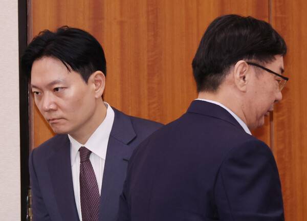 지난 14일 서울 여의도 국회에서 열린 법무부 등에 대한 법제사법위원회 국정감사에서 국민의힘 나경원 의원의 질의가 이어지고 있는 가운데 박상용 법무연수원 교수가 발언대로, 이화영 전 경기도 평화부지사가 답변을 마치고 자리로 향하고 있다. 2025.10.14. 연합뉴스