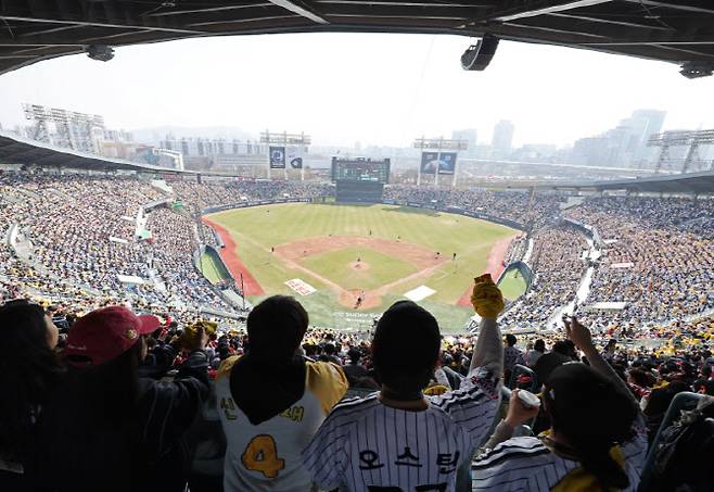 프로야구 정규시즌 개막일인 28일 KT 위즈와 LG 트윈스의 경기가 열린 서울 잠실야구장에서 팬들이 열띤 응원을 펼치고 있다. (사진=연합뉴스).