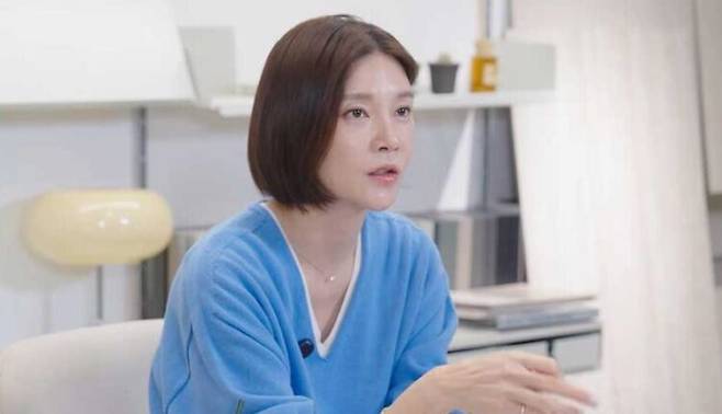 배우 차예련이 스마트폰 관리법을 공개했다. 사진=유튜브 채널 '차예련'