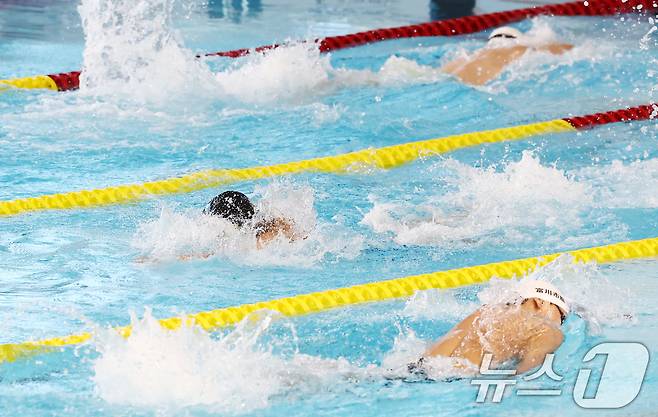 강원도청 김우민이 28일 오후 경북 김천실내수영장에서 열린 2026 KB금융 코리아 스위밍 챔피언십 경영 국가대표 선발대회 남자 자유형 400ｍ 결승에서 역영하고 있다. 2026.3.28 ⓒ 뉴스1 김민지 기자