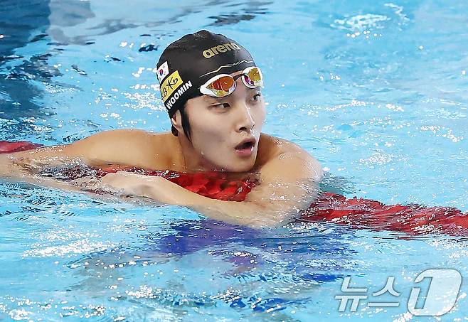 강원도청 김우민이 28일 오후 경북 김천실내수영장에서 열린 2026 KB금융 코리아 스위밍 챔피언십 경영 국가대표 선발대회 남자 자유형 400ｍ 결승에서 1위로 들어온 후 기록을 확인하고 있다. 2026.3.28 ⓒ 뉴스1 김민지 기자