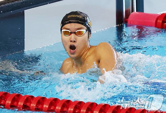 강원도청 김우민이 28일 오후 경북 김천실내수영장에서 열린 2026 KB금융 코리아 스위밍 챔피언십 경영 국가대표 선발대회 남자 자유형 400ｍ 결승에서 1위로 들어온 후 기뻐하고 있다. 2026.3.28 ⓒ 뉴스1 김민지 기자