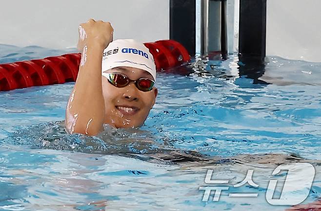 강원도청 김영범이 28일 오후 경북 김천실내수영장에서 열린 2026 KB금융 코리아 스위밍 챔피언십 경영 국가대표 선발대회 남자 자유형 50ｍ 결승에서 우승한 뒤 기뻐하고 있다. 2026.3.28 ⓒ 뉴스1 김민지 기자