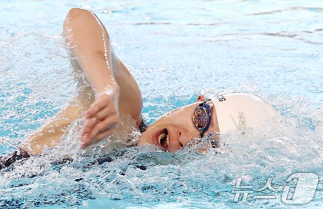 전라북도체육회 소속 한다경이 28일 오후 경북 김천실내수영장에서 열린 2026 KB금융 코리아 스위밍 챔피언십 경영 국가대표 선발대회 여자 자유형 400ｍ 결승에서 역영하고 있다. 2026.3.28 ⓒ 뉴스1 김민지 기자