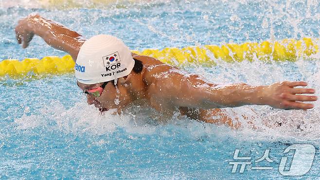 강원도청 양재훈이 28일 오후 경북 김천실내수영장에서 열린 2026 KB금융 코리아 스위밍 챔피언십 경영 국가대표 선발대회 남자 접영 100ｍ 결승에서 물살을 가르고 있다. 2026.3.28 ⓒ 뉴스1 김민지 기자