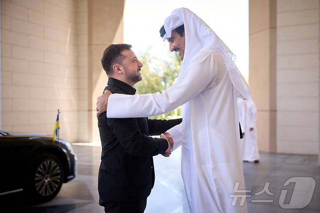 볼로디미르 젤렌스키 우크라이나 대통령(왼쪽)과 셰이크 타밈 빈 하마드 알사니 카타르 국왕. 2026.03.28 ⓒ AFP=뉴스1