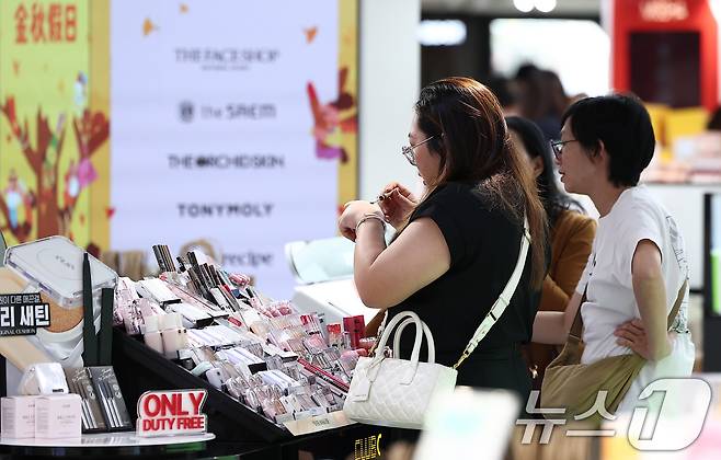 중국 단체관광객들이 서울 중구 신라면세점 서울점에서 제품을 살펴보고 있다. 2025.9.29 ⓒ 뉴스1 김성진 기자