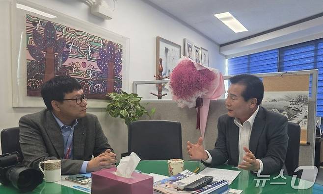 26일 주철현 더불어민주당 전남광주통합특별시장 후보가 여수 국회의원 사무실에서 뉴스1과 만나 인터뷰를 진행하고 있다. (의원실 제공. 재판매 및 DB금지)
