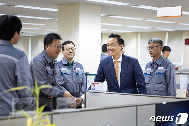 김동관 한화그룹 부회장이 7일 한화오션 거제 사업장에 방문해 임직원과 인사를 나누고 있다.(한화그룹 제공) 2023.6.7 ⓒ 뉴스1