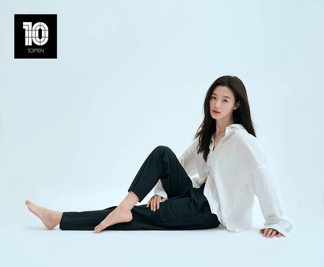 신성통상의 탑텐은 10주년을 맞아 배우 전지현을 모델로 발탁했다(신성통상 제공)