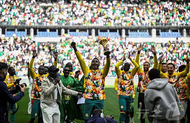 박탈당한 우승 트로피를 들고 세리머니를 하는 세네갈 선수들 ⓒ AFP=뉴스1
