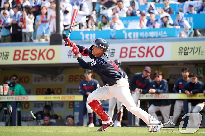 29일 오후 대구 삼성라이온즈파크에서 열린 프로야구 '2026 신한 SOL KBO리그' 롯데 자이언츠와 삼성 라이온즈의 경기, 5회초 선두타자로 나온 롯데 5번타자 노진혁이 우월 솔로홈런을 치고 있다. 2026.3.29 ⓒ 뉴스1 공정식 기자