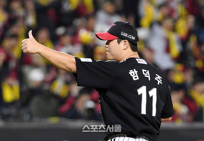 LG 함덕주가 29일 대전 한화생명볼파크에서 열린 2025 KBO리그 한화와 한국시리즈 3차전 7회말 1사 1루 상황에서 한화 심우준의 2루 도루를 저지한 포수 박동원을 향해 엄지를 치켜세우고 있다. 대전 | 박진업 기자 upandup@sportsseoul.com