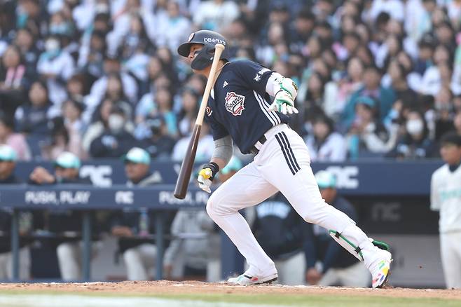 두산으로 팀을 옮긴 박찬호가 28일 창원 NC전에서 타격 후 배트를 던지고 있다. 사진 | 두산베어스