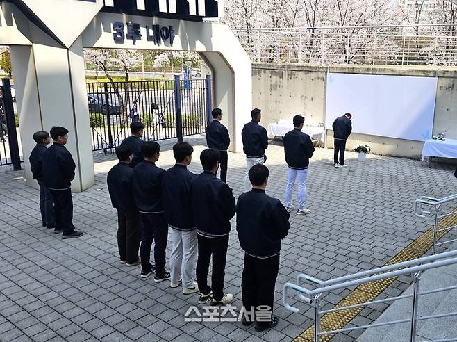 루버가 추락해 소중한 생명을 앗아간지 딱 1년째인 29일. NC 이진만 대표이사를 포함한 직원들과 감독 주장 등이 추모식을 열고 고인을 기리고 있다. 사진 | 마산=장강훈기자 zzang@sportsseoul.com