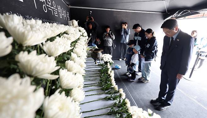 29일 경남 창원시 마산회원구 창원NC파크 화합의탑 일대에서 열린 ‘창원NC파크 사고 희생자 1주기 추모식’에서 더불어민주당 김경수 경남지사 후보와 시민들이 묵념하고 있다. 사진 | 연합뉴스