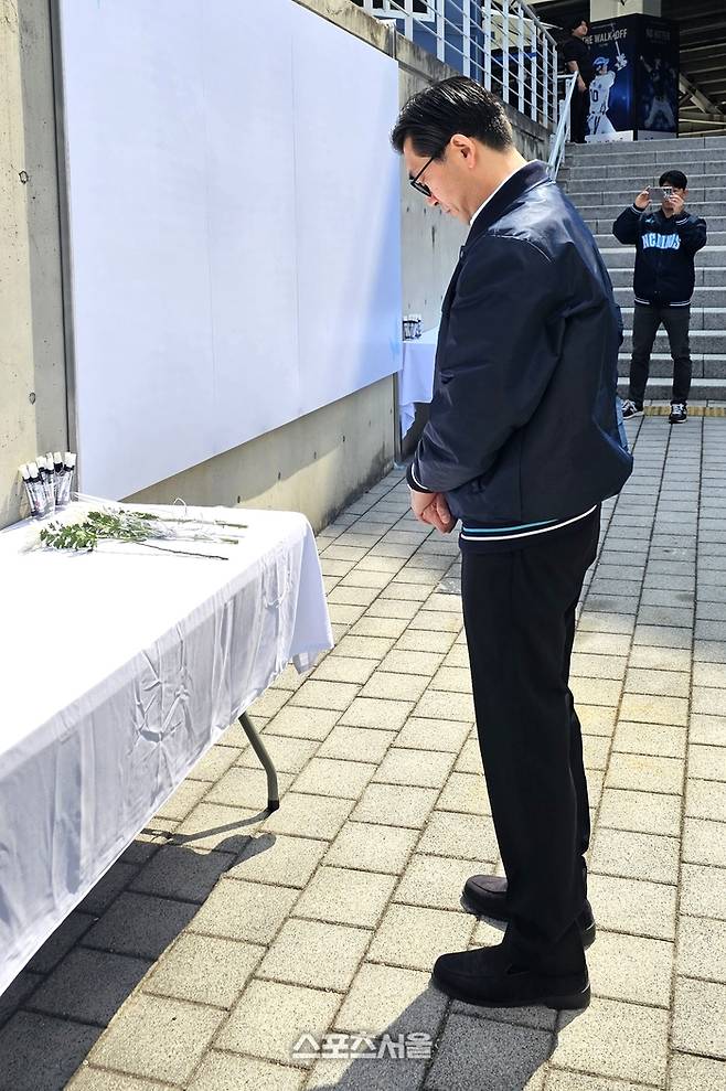 NC 이진만 대표이사가 29일 창원NC파크 4번게이트 광장에서 루버 추락사고 희생자를 위해 기도하고 있다. 사진 | 마산=장강훈 기자 zzang@sportsseoul.com