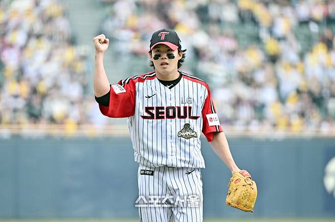 LG 임찬규가 29일 잠실구장에서 열린 2026 KBO 리그 KT와 경기 4회초 수비를 무실점으로 마친 뒤 주먹을 불끈 쥐며 기뻐하고 있다. 잠실 | 박진업 기자 upandup@sportsseoul.com