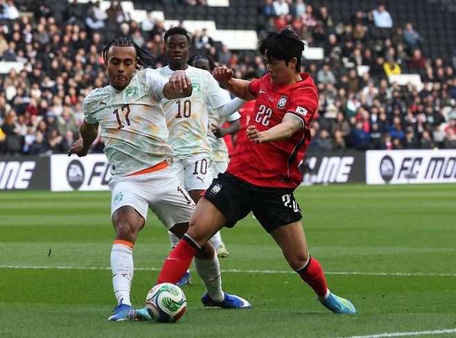 볼다툼 벌이는 설영우

    (밀턴킨스[영국]=연합뉴스) 최재구 기자 = 한국축구국가대표팀 설영우가 28일(현지시간) 영국 밀턴킨스 스타디움 MK에서 열린 코트디부아르와 평가전에서 볼다툼을 벌이고 있다. 2026.3.28

    jjaeck9@yna.co.kr

(끝)





<저작권자(c) 연합뉴스, 무단 전재-재배포, AI 학습 및 활용 금지>