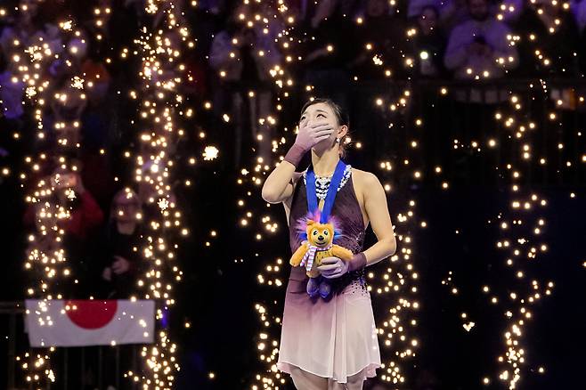 Gold medalist, Kaori Sakamoto from Japan reacts on the podium during the medal ceremony for the women free skating at the Figure Skating World Championships in Prague, Czech Republic, Friday, March 27, 2026. (AP Photo/Petr David Josek)







<저작권자(c) 연합뉴스, 무단 전재-재배포, AI 학습 및 활용 금지>