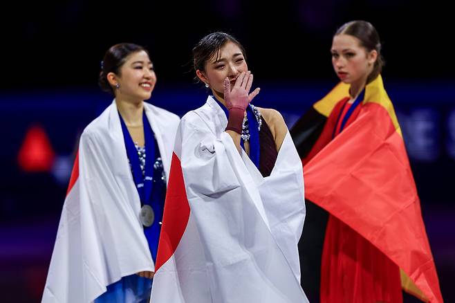 epaselect epa12855683 (L-R) Silver medalist Mone Chiba of Japan, gold medalist Kaori Sakamoto of Japan and bronze medalist Nina Pinzarrone of Belgium celebrate after the Women's Free Skating at the ISU Figure Skating World Championships 2026 in Prague, Czech Republic, 27 March 2026.  EPA/MARTIN DIVISEK







<저작권자(c) 연합뉴스, 무단 전재-재배포, AI 학습 및 활용 금지>