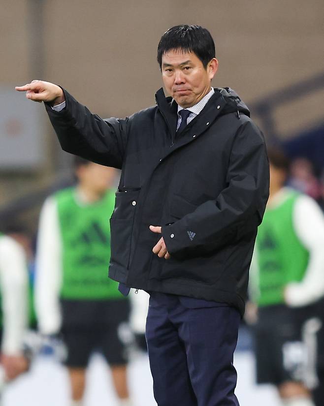 epa12857584 Hajime Moriyasu head coach of Japan gestures during the international friendly soccer match between Scotland and Japan in Glasgow, Britain, 28 March 2026. EPA/ROBERT PERRY
<저작권자(c) 연합뉴스, 무단 전재-재배포, AI 학습 및 활용 금지>