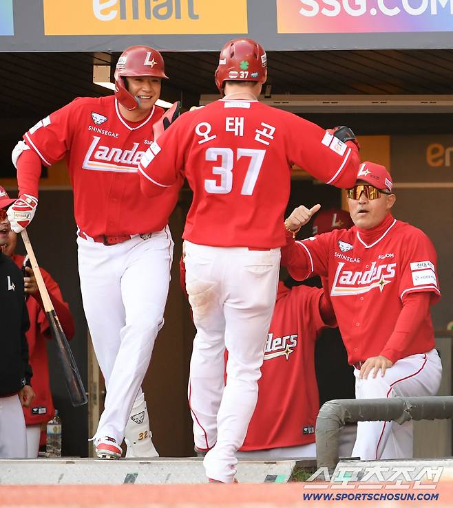 28일 인천 SSG랜더스필드에서 열린 SSG와 KIA의 경기. SSG 이숭용 감독이 오태곤을 반기고 있다. 인천=박재만 기자 pjm@sportschosun.com/2026.03.28/