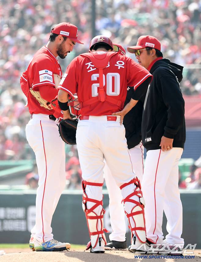 28일 인천 SSG랜더스필드에서 열린 SSG와 KIA의 경기. SSG 화이트와 경헌호 코치가 대화를 나누고 있다. 인천=박재만 기자 pjm@sportschosun.com/2026.03.28/