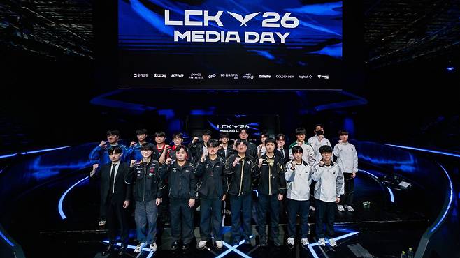 ◇지난 26일 LCK아레나에서 열린 2026 LCK 시즌 개막 미디어데이에서 10개팀 감독과 주요 선수가 선전을 다짐히고 있다. 사진제공=LCK