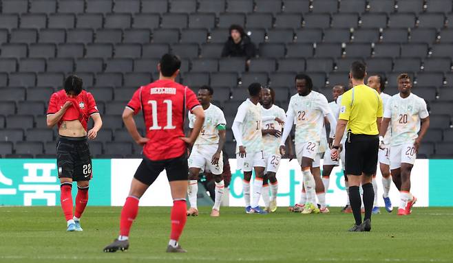 아쉬워 하는 한국

    (밀턴킨스[영국]=연합뉴스) 최재구 기자 = 한국축구국가대표팀이 28일(현지시간) 영국 밀턴킨스 스타디움 MK에서 열린 코트디부아르와 평가전에서 두번째 실점을 아쉬워하고 있다. 2026.3.29