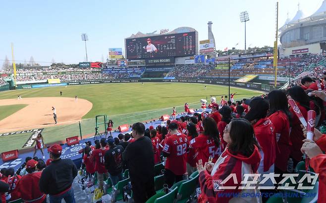28일 인천 SSG랜더스필드에서 열린 SSG와 KIA의 경기. 개막전부터 관중석을 가득 메운 야구 팬들이 열띤 응원전을 펼치고 있다. 인천=박재만 기자 pjm@sportschosun.com/2026.03.28/