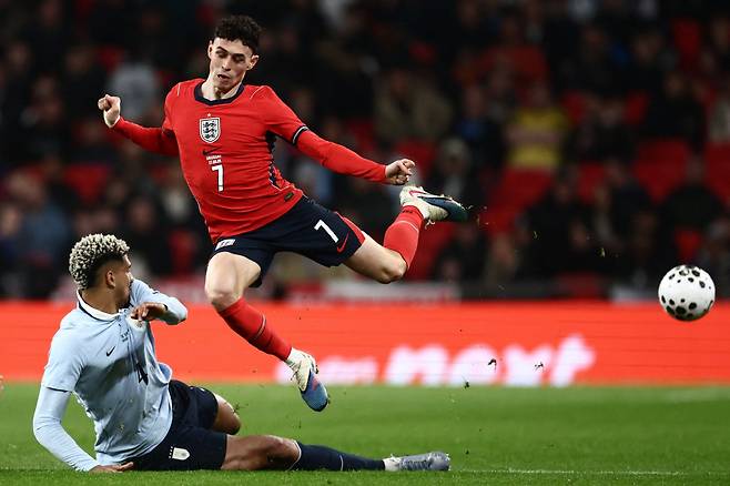TOPSHOT - Uruguay's defender Ronald Araujo (L) fouls England's midfielder Phil Foden (R) during the friendly International football match between England and Uruguay at Wembley Stadium, west London, on March 27, 2026. (Photo by Henry NICHOLLS / AFP) / NOT FOR MARKETING OR ADVERTISING USE / RESTRICTED TO EDITORIAL USE
<저작권자(c) 연합뉴스, 무단 전재-재배포, AI 학습 및 활용 금지>