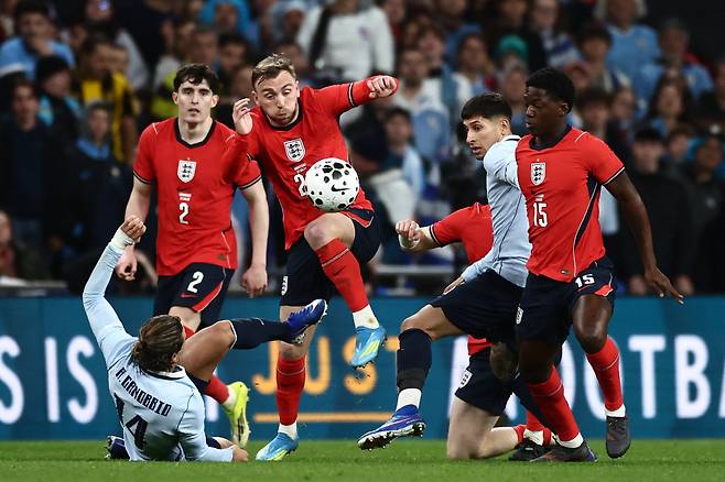 England striker Jarrod Bowen (C) vies with Uruguay's midfielder Agustin Canobbio (L) during the friendly International football match between England and Uruguay at Wembley Stadium, west London, on March 27, 2026. (Photo by Henry NICHOLLS / AFP) / NOT FOR MARKETING OR ADVERTISING USE / RESTRICTED TO EDITORIAL USE
<저작권자(c) 연합뉴스, 무단 전재-재배포, AI 학습 및 활용 금지>
