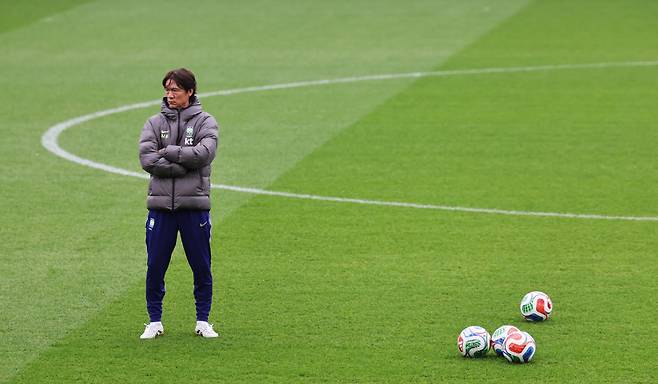 훈련 지켜보는 홍명보 감독

    (밀턴킨스[영국]=연합뉴스) 최재구 기자 = 코트디부아르전을 하루 앞둔 한국 축구 국가대표팀의 홍명보 감독이 27일(현지시간) 영국 밀턴킨스 스타디움 MK에서 선수들의 훈련을 지켜보고 있다. 2026.3.28