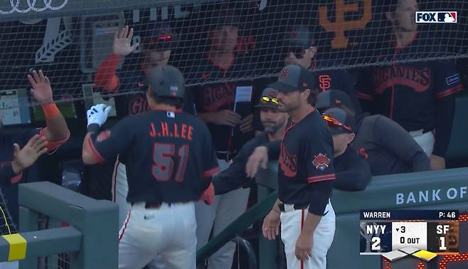 이정후가 29일(한국시각) 뉴욕 양키스전에서 3회말 2루타를 치고 나간 뒤 맷 채프먼의 중전안타 때 홈을 밟아 팀의 시즌 첫 득점을 올리고 들어오자 토티 바이텔로 감독이 맞아주고 있다. 사진=MLB.TV 캡처