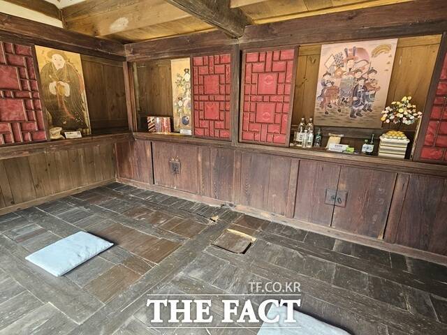 금성당 내부에는 금성대군 등 무신도가 비치돼 있다. /김명주 기자