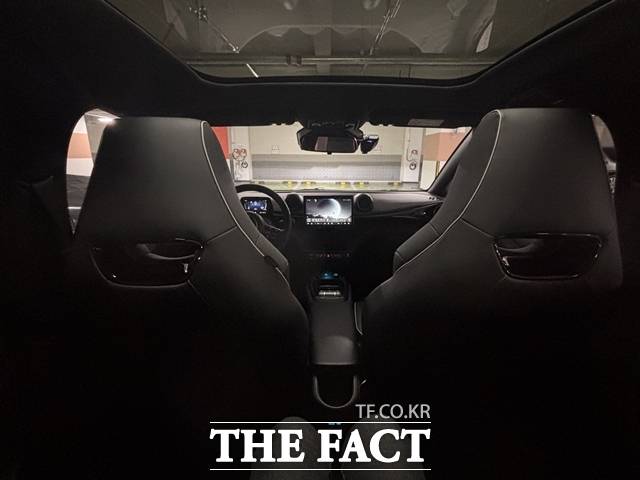 BYD 돌핀 2열에서 바라본 실내 전경. 파노라믹 글래스 루프를 적용해 개방감을 높였다. /황지향 기자