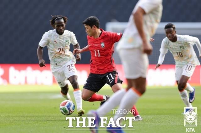 전반 45분 동안 왼쪽에서 날카로운 모습을 보인 황희찬의 돌파 장면./밀턴킨스=KFA