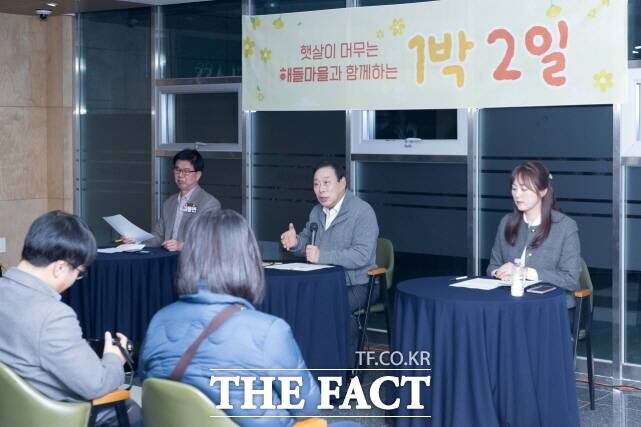 최민호 세종시장이 지난 27일부터 이틀간 대평동 해들마을4단지에서 시정 4기 마지막 '시장과 함께하는 1박 2일'을 통해 인사말을 하고 있다. /세종시