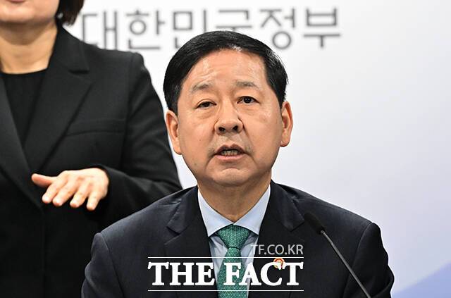 구윤철 경제부총리 겸 재정경제부 장관이 29일 부동산 보유세 인상 가능성에 대해 "정책을 우선 추진하고, 그래도 안 되면 최후적으로 부동산 세제도 판단할 수 있다"고 밝혔다. 사진은 구 부총리가 지난 26일 오전 서울 종로구 정부서울청사에서 중동 전쟁에 따른 비상경제 대응방안을 발표하고 있는 모습. /임영무 기자