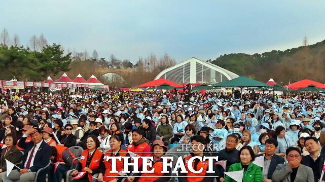 29일 페회식에 참석한 많은 관람객들. /김형중 기자