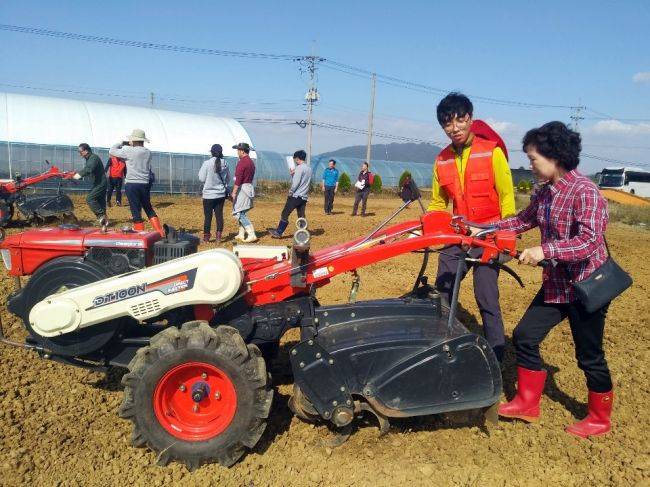 정읍시가 여성농업인 농기계 안전교육을 실시하고 있다. 정읍시