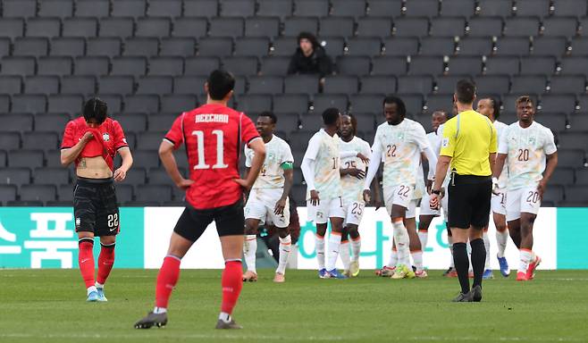 28일(현지 시각) 영국 밀턴킨스에서 열린 코트디부아르와의 평가전에서 두 번째 실점을 한 뒤 한국 대표팀 황희찬(11번), 설영우(22번)가 아쉬워하고 있다. /연합뉴스