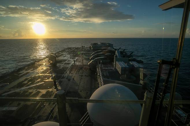 미 중부사령부는 28일 "트리폴리 강습상륙함(USS Tripoli) 함대가 27일 작전 구역에 도착했다"고 밝혔다./미 중부사령부